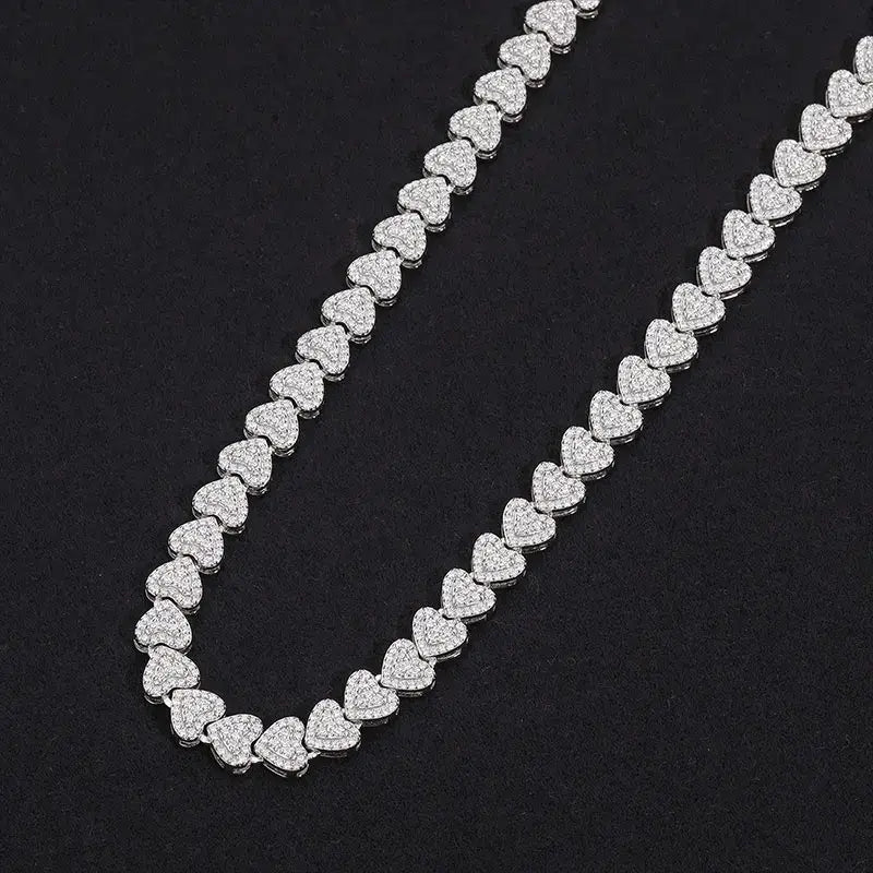 Icy sparkle! Moissanite diamond heart chain in sterling silver. Chic and modern jewelry.


