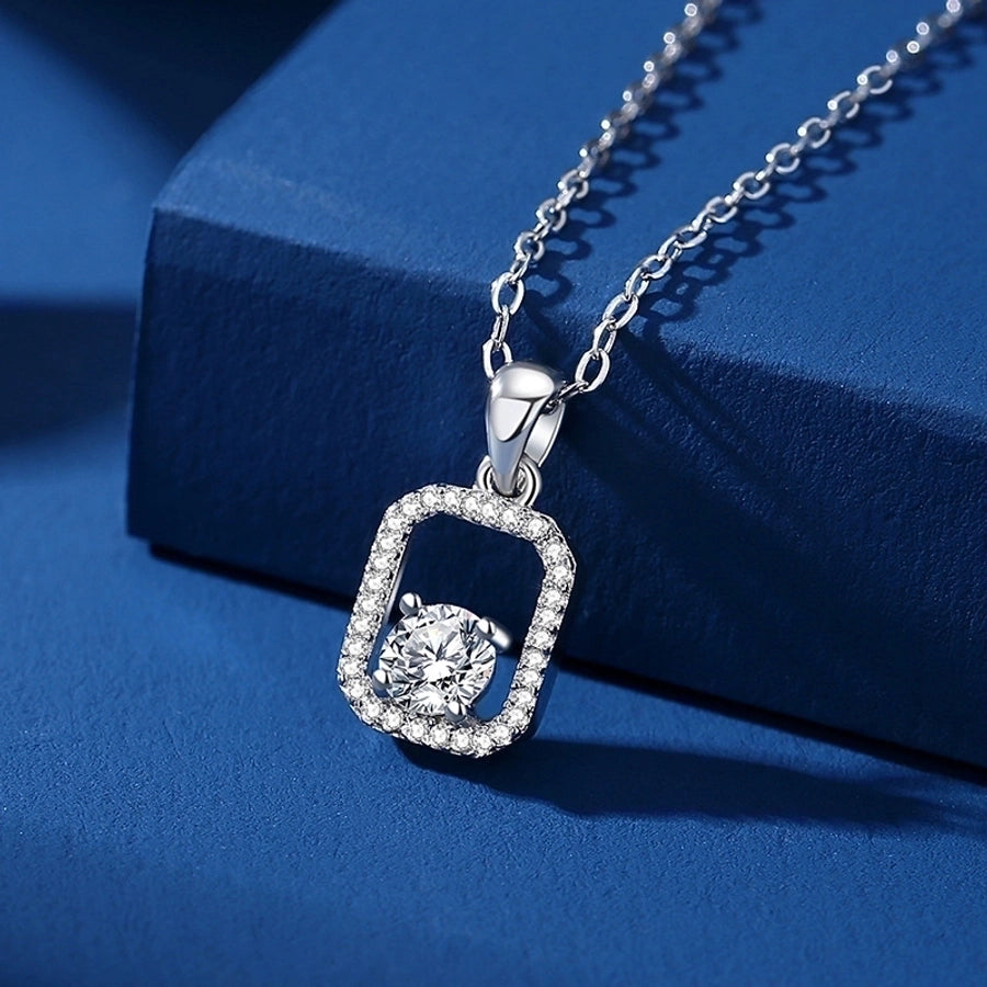 Elegant silver necklace with a brilliant moissanite.